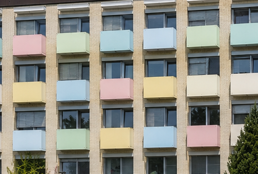 Frontansicht Lindenfels Living – Wohnhaus mit bunten Balkonen